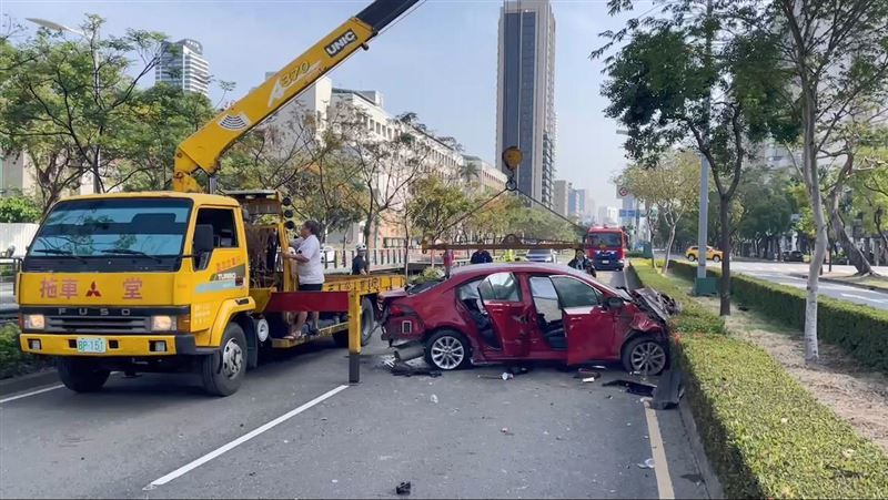 台灣新聞通訊社-快訊／高雄自小客自撞分隔島！「4人受困車內」警消搶命救援！