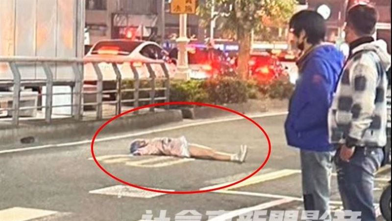 台灣新聞通訊社-跟男友吵架！高雄短褲妹「謎樣1姿勢」馬路中肉貼冰冷地…不動了