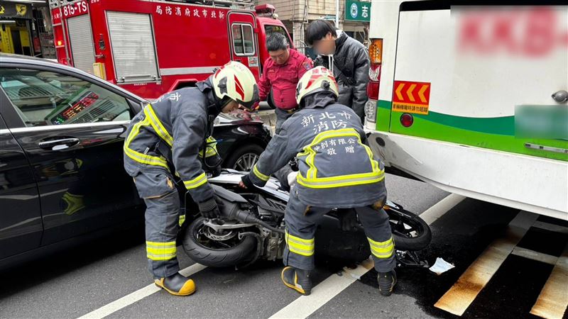 台灣新聞通訊社-命大！機車撞公車再被賓士擦撞捲車底　女騎士僅輕傷畫面曝光