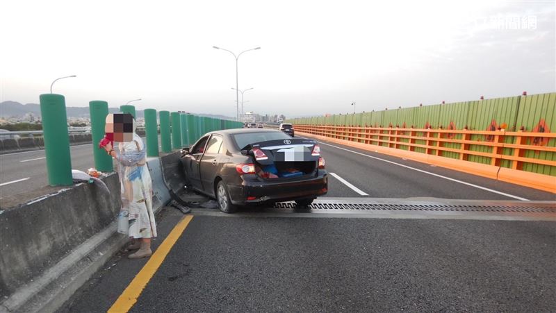 台灣新聞通訊社-台74自撞分隔島！女站車道上「詭異起舞」畫面瘋傳…下一秒爽嗑火龍果