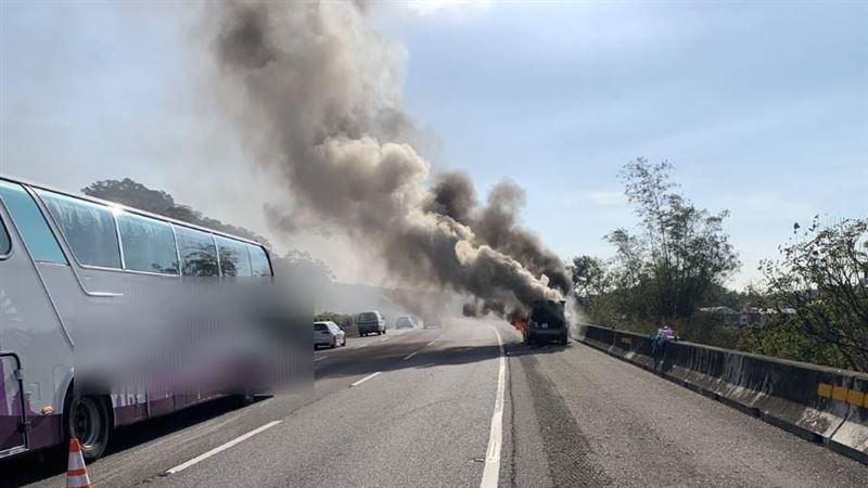 台灣新聞通訊社-國道1造橋段火燒車！火勢吞沒車輛燒剩骨架　2人急停路肩跳車逃命