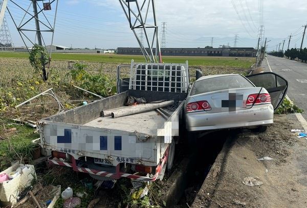 台灣新聞通訊社-嘉義死亡車禍！貨車轎車擦撞衝進田裡　女駕駛受困釀1死2傷