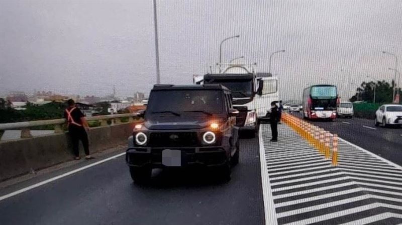 台灣新聞通訊社-獨／「瑞典戰車」對決「德國坦克」88匝道前後追撞！車主驚：好險開G63