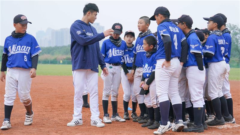 台灣新聞通訊社-中職／悍將棒球營與小朋友互動　6位球員組豪華教練團親自授課