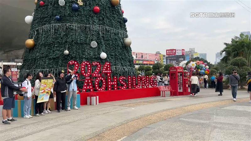 台灣新聞通訊社-獨家／高市中央公園耶誕樹點燈！攤販擋拍照惹民怨　最高罰9千