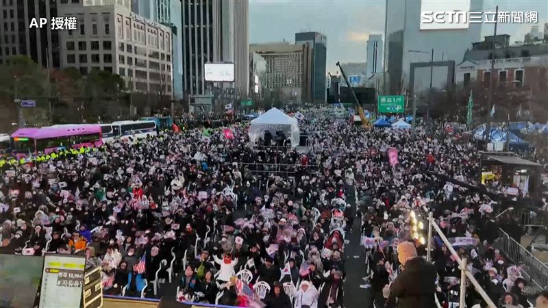 台灣新聞通訊社-尹錫悅彈劾案通過　國會外群眾雀躍歌舞宛若演唱會