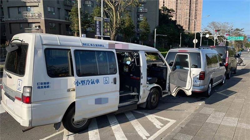 台灣新聞通訊社-北市復康巴士司機爆「吸喪屍煙彈」連撞2車　交通局說話了