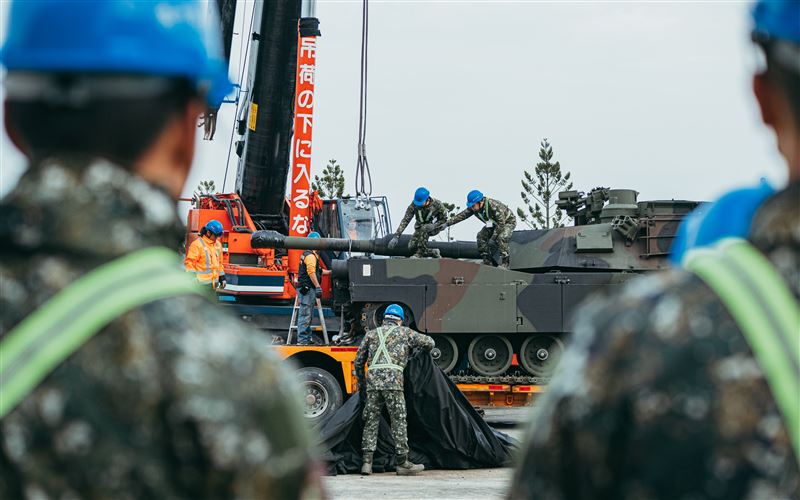 台灣新聞通訊社-台灣特規M1A2T戰車到貨！老裝甲兵守電視到深夜　憶40年前戰車演習窘境