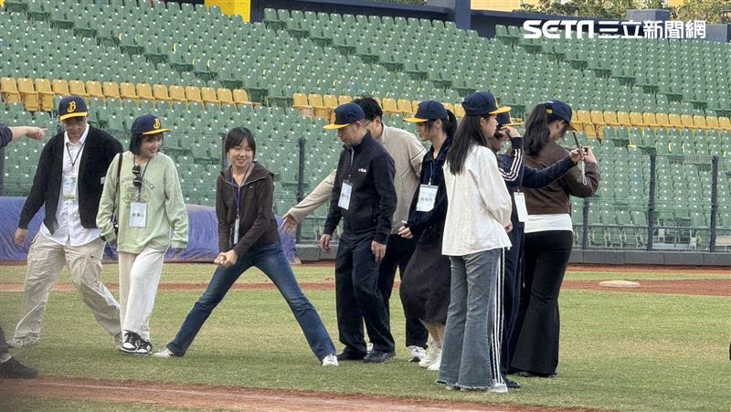 台灣新聞通訊社-陸生團訪台賀「中國台北隊」奪冠！律師怒：馬英九欠國人一個道歉