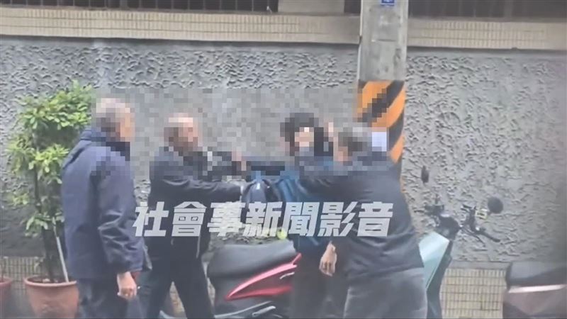 台灣新聞通訊社-新北男酒後對電線桿亂尿　不滿被守望隊勸導引大亂鬥