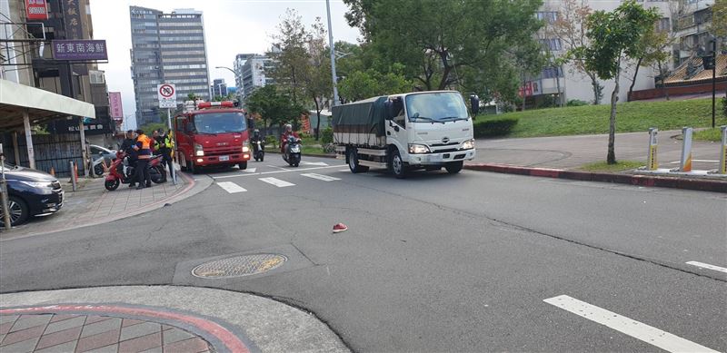 台灣新聞通訊社-快訊／松山車站旁連環車禍！行人突衝出釀5人傷　機車、腳踏車撞一團