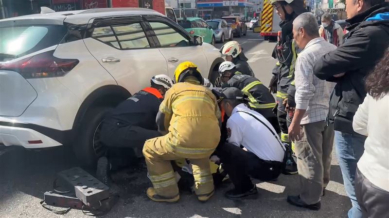 台灣新聞通訊社-快訊／左轉都沒看？高雄婦駕車「撞輾行人」害受困車底　警消搶命救援