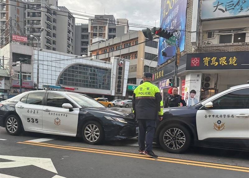 台灣新聞通訊社-驚！台中2警車「車頭對車頭」疑猛力對撞事故　警局揭真相：沒事啦