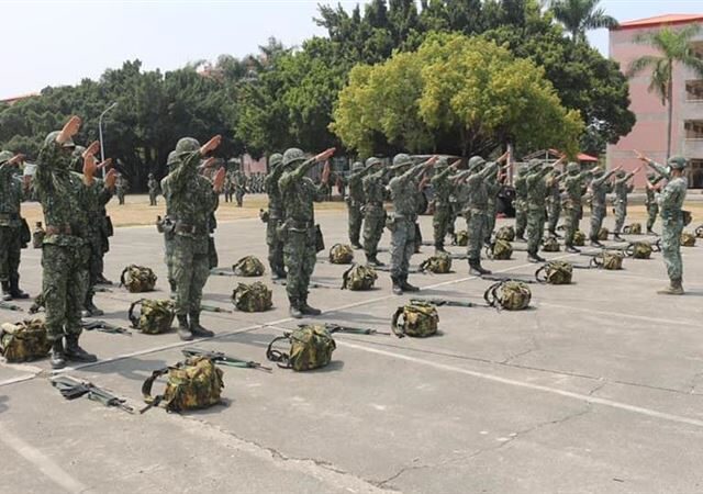 台灣新聞通訊社-加當兵女友群組！2女對綽號驚「男友同一人」  揭完美時間管理：都秒回