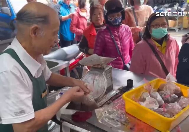 台灣新聞通訊社-冬至不畏低溫！羅東40年湯圓老店湧排隊人潮　民眾：好吃好玩