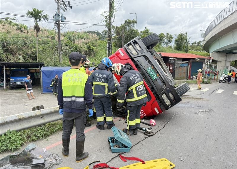 台灣新聞通訊社-快訊／汐止水泥車翻覆駕駛座壓扁「險掉橋下」1人受困警消搶救中