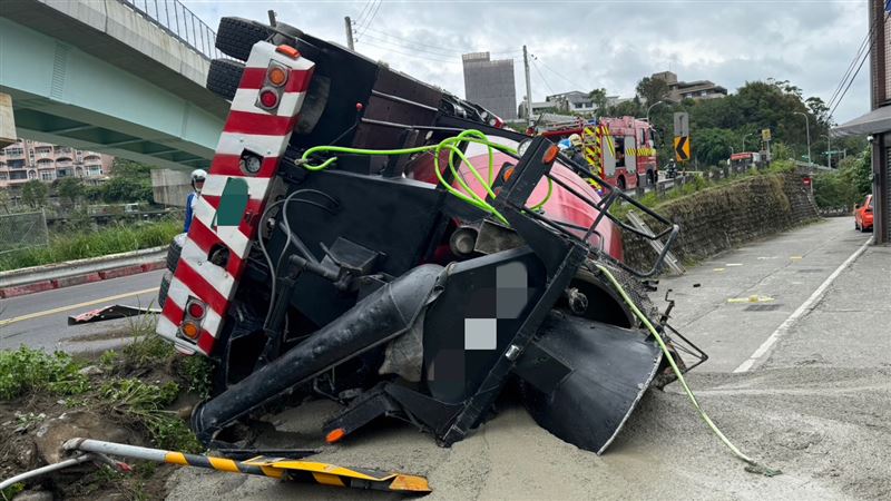 台灣新聞通訊社-命大！汐止水泥車大翻覆　駕駛「一度受困」僅輕傷