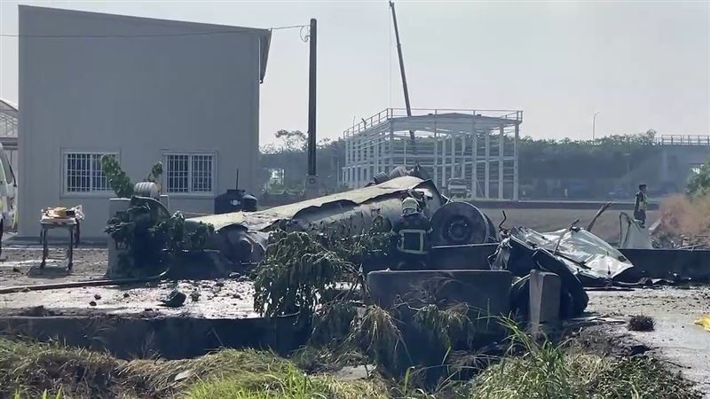 台灣新聞通訊社-國1死亡車禍！化學槽車翻落邊坡　駕駛彈飛倒臥田中搶救不治