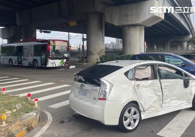 台灣新聞通訊社-快訊／台中公車又出事！中鹿客運路口碰撞小客車…5人受傷送醫