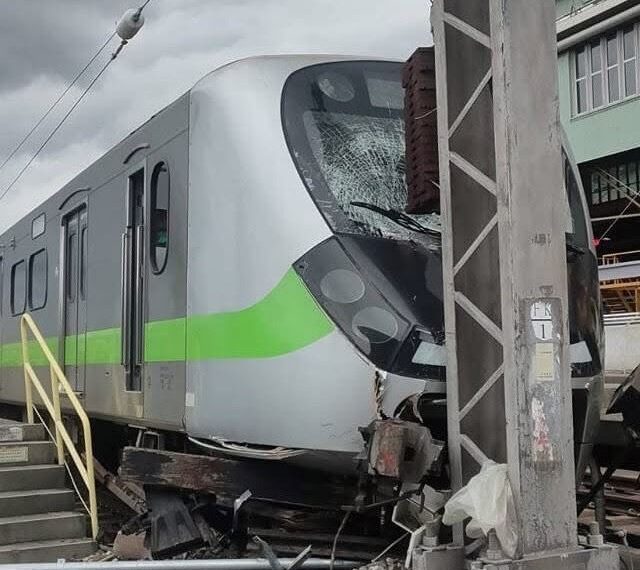 台灣新聞通訊社-台鐵EMU900型區間車「撞上電桿」！車頭玻璃全毀　無人傷亡