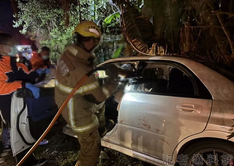 台灣新聞通訊社-台南1車自撞橋墩「車撞爛變形」！24歲駕駛無生命跡象　2乘客輕重傷