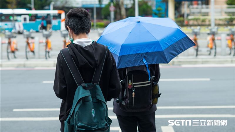 台灣新聞通訊社-今晚雨區擴！2波冷空氣接力襲急凍　這天濕冷恐「不到10℃」