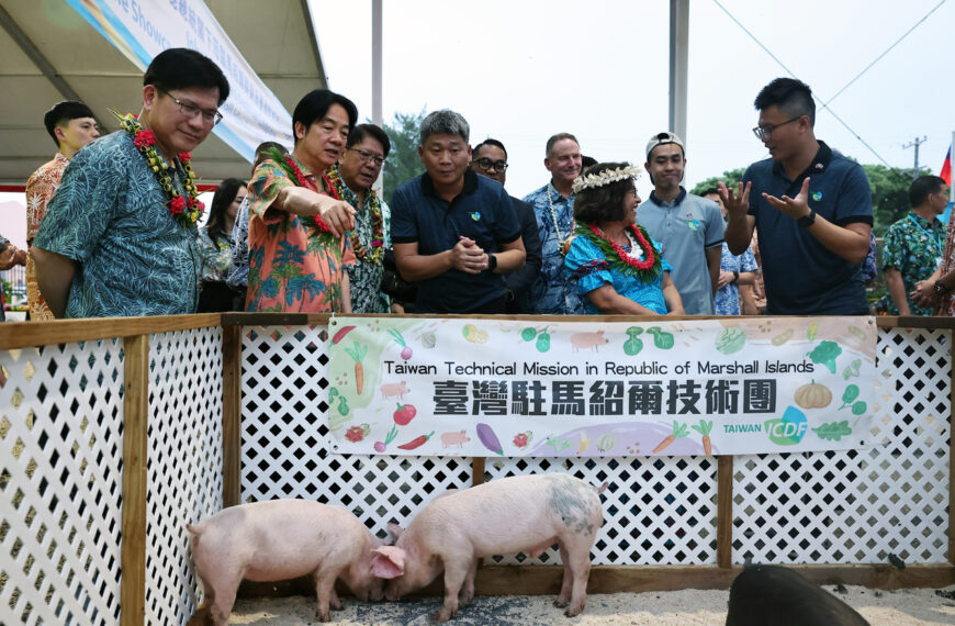 台灣新聞通訊社-農技團教馬紹爾養豬 賴總統視察點讚