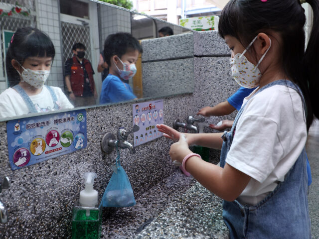 台灣新聞通訊社-北市幼兒園腸病毒停課近2千班 雙薪家庭大嘆求助無門