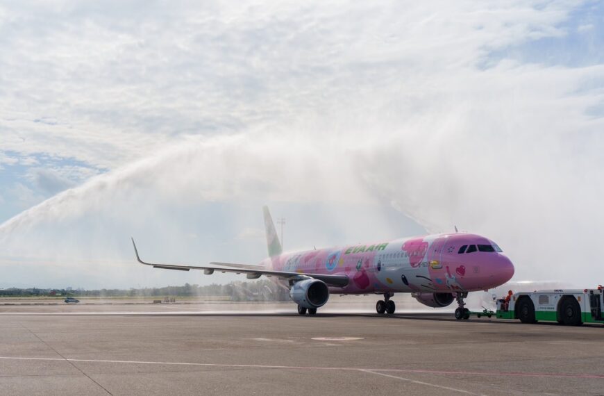 台灣新聞通訊社-長榮航空全新 Hello Kitty「粉萌機」亮麗登場