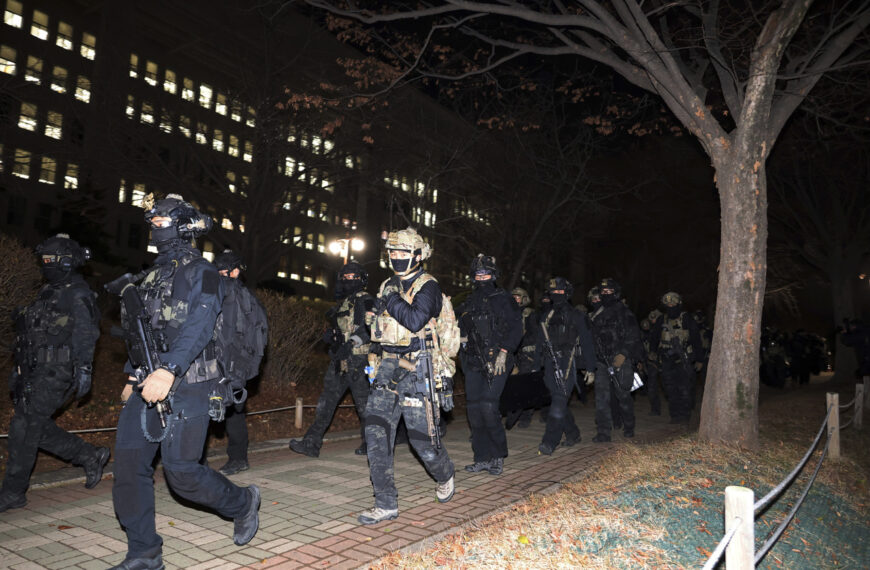 台灣新聞通訊社-韓戒嚴風暴 武裝軍人搭直升機翻牆闖國會畫面曝