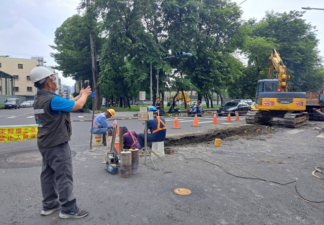 台灣新聞通訊社-高雄路面遭開挖全是補丁 工務局巡查萬件「裁罰率低於1%」