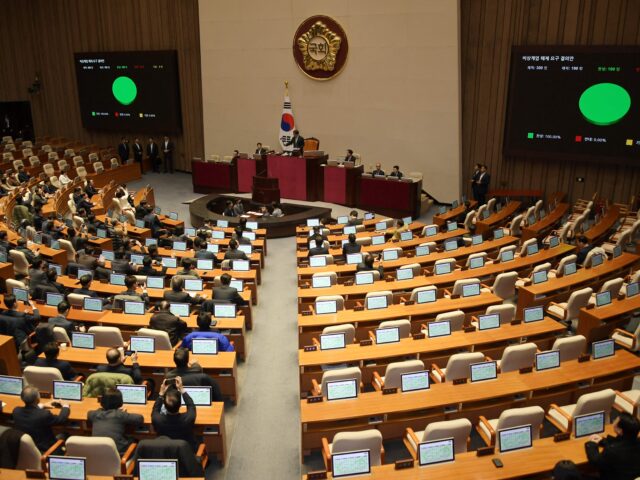 台灣新聞通訊社-67歲國會議長肉身翻牆 敲下議事槌解除戒嚴令