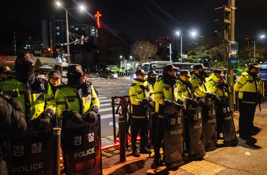 台灣新聞通訊社-主持到一半突播報戒嚴令 韓男偶像「緊張抿嘴」畫面瘋傳…粉絲：活久見