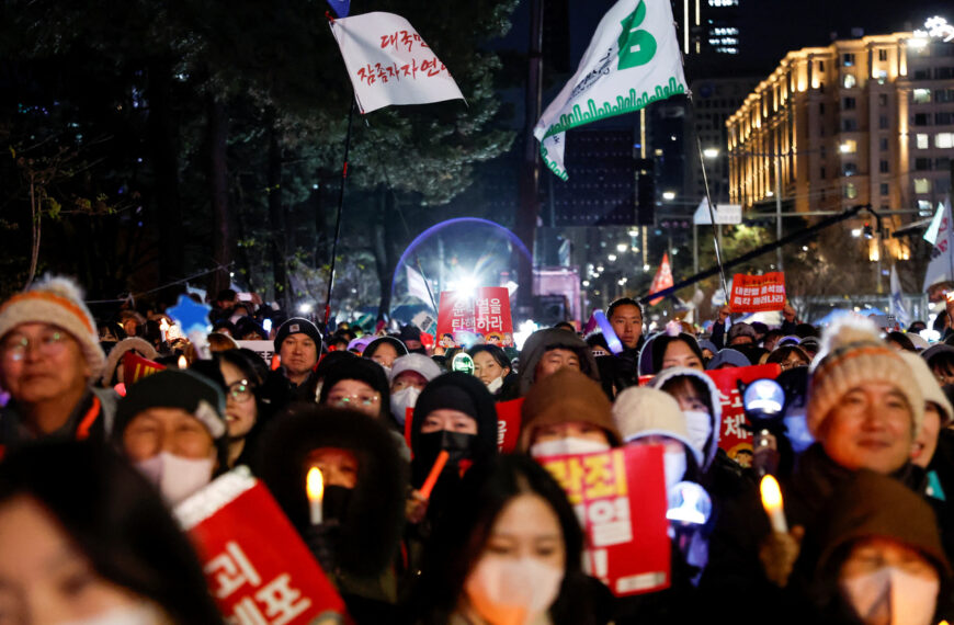 台灣新聞通訊社-尹錫悅彈劾案不成立 南韓國會外群眾伴聖誕名曲失望而歸