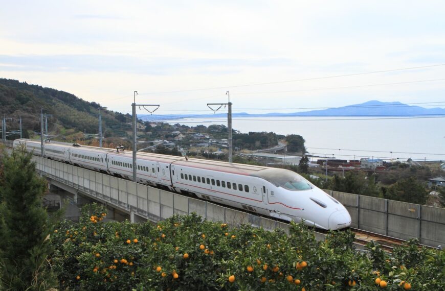 台灣新聞通訊社-日本新幹線列車撞倒木幸無人傷 約2千旅客受影響