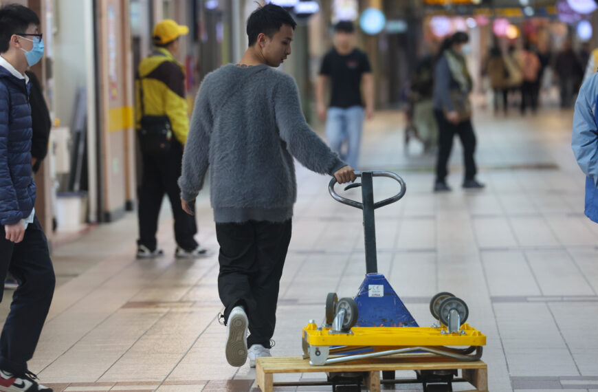 台灣新聞通訊社-有條件開放服務業移工 勞團：助長勞動剝削及低薪