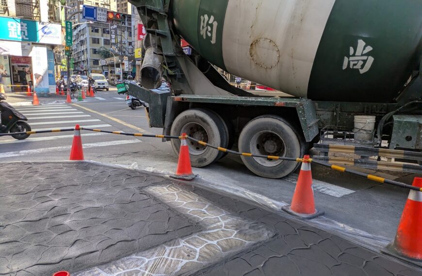 台灣新聞通訊社-大車轉彎後輪壓上人行道 汐止中興、福德二路改善中