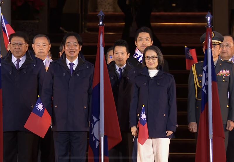 台灣新聞通訊社-新聞幕後／按讚台廠！總統賴清德元旦穿的帥風衣MIT　當年她還自費買