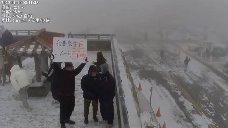 台灣新聞通訊社-合歡山下雪！　他衝武嶺舉牌讓千人送祝福