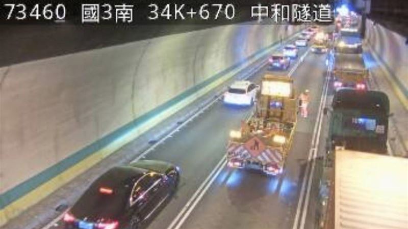 台灣新聞通訊社-快訊／中和隧道爆「4車追撞」　貨車轎車撞成團回堵5K