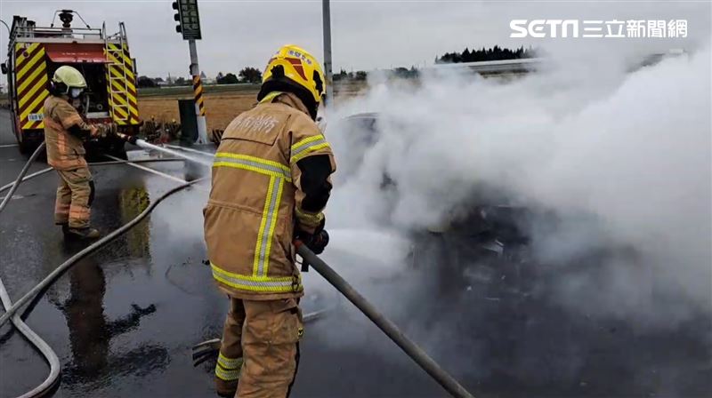 台灣新聞通訊社-快訊／黑煙竄天！賓士車著火「風火輪」畫面曝光　駕駛急跳車差點成冤魂