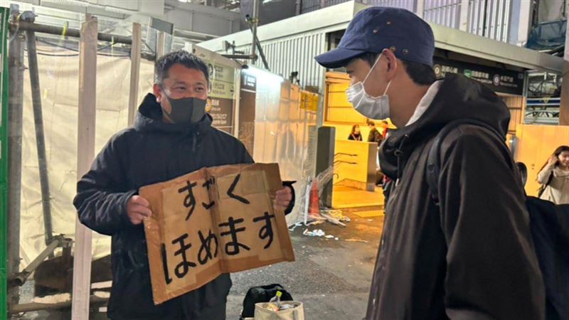 台灣新聞通訊社-43歲大叔靠街頭「誇獎陌生人」賺錢　一試成主顧單日收入曝