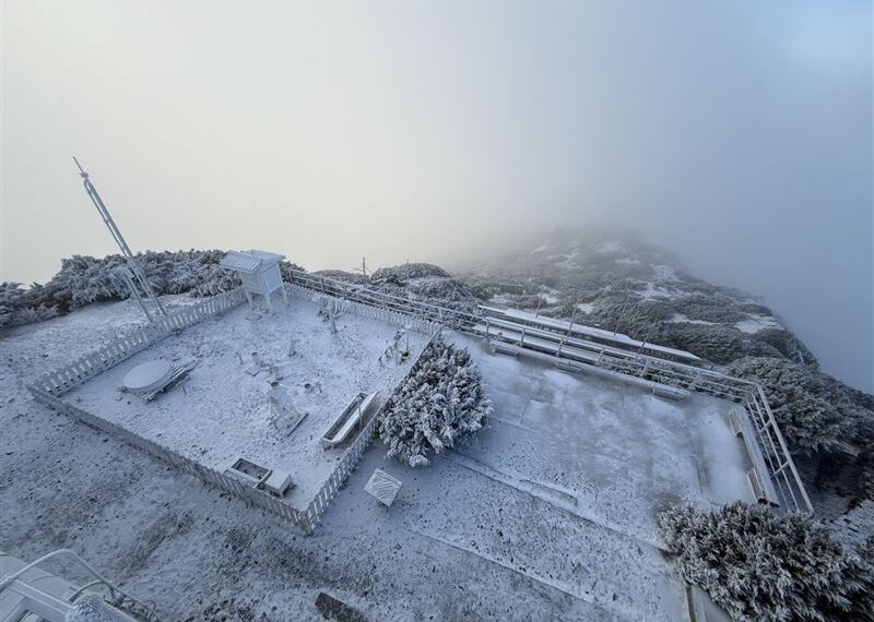 台灣新聞通訊社-多圖／玉山下雪了！氣象站積雪0.5公分　超美銀白仙境畫面曝