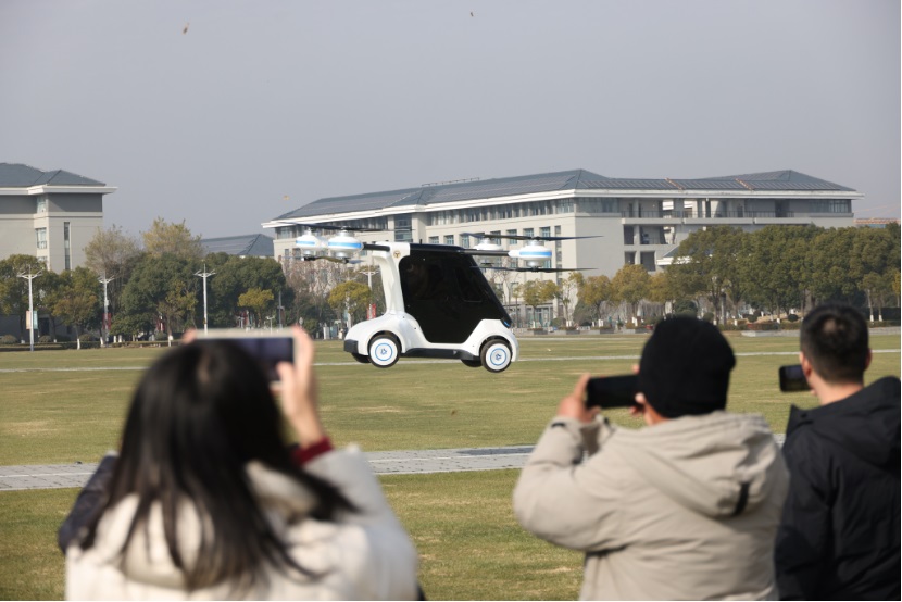 台灣新聞通訊社-汽車真的飛起來了！江蘇東南大學研發 時速60公里