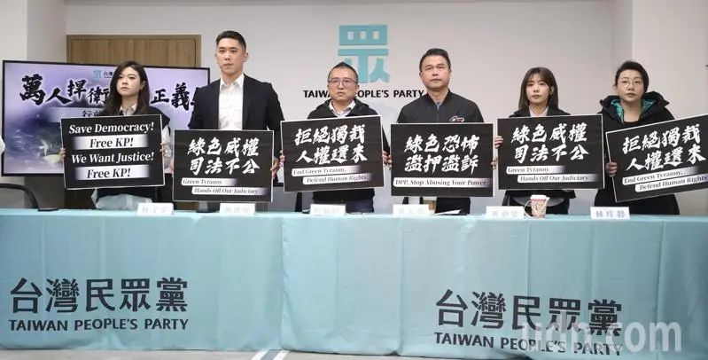 台灣新聞通訊社-柯文哲再押…入黨增加 民眾黨嘉義黨部3輛遊覽車明北上釘孤枝