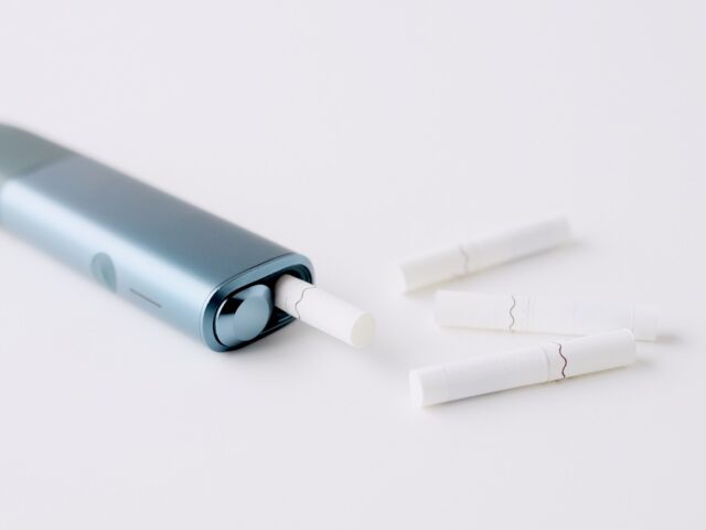 台灣新聞通訊社-加熱菸加熱器禁陳列惹爭議　學者批政策荒謬、侵害消費者知情權