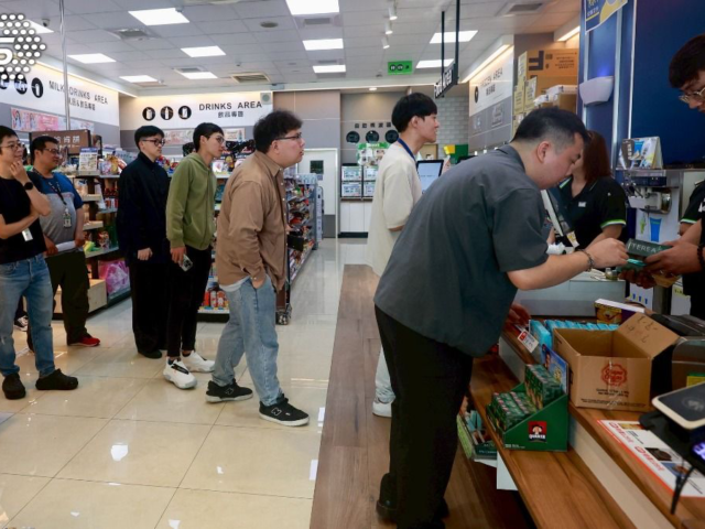 台灣新聞通訊社-加熱菸首日開賣12分鐘售罄　醫界盼挹注健保財源、衛福部啟動全面稽查