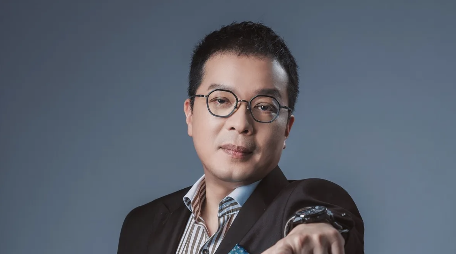 台灣新聞通訊社-加熱菸上市不到一天遭下架 鍾年晃批「抽加熱菸的是賤民嗎？」