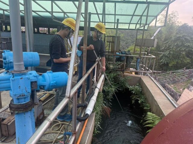 台灣新聞通訊社-基隆自來水疑遭污染！民眾傻眼「有超嗆刺鼻油味」　台水啟動3措施補償