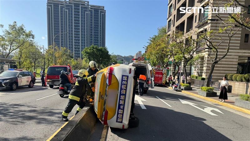 台灣新聞通訊社-肇事畫面曝光!小黃司機左轉彎太猛 北市警局前撞分隔島翻覆